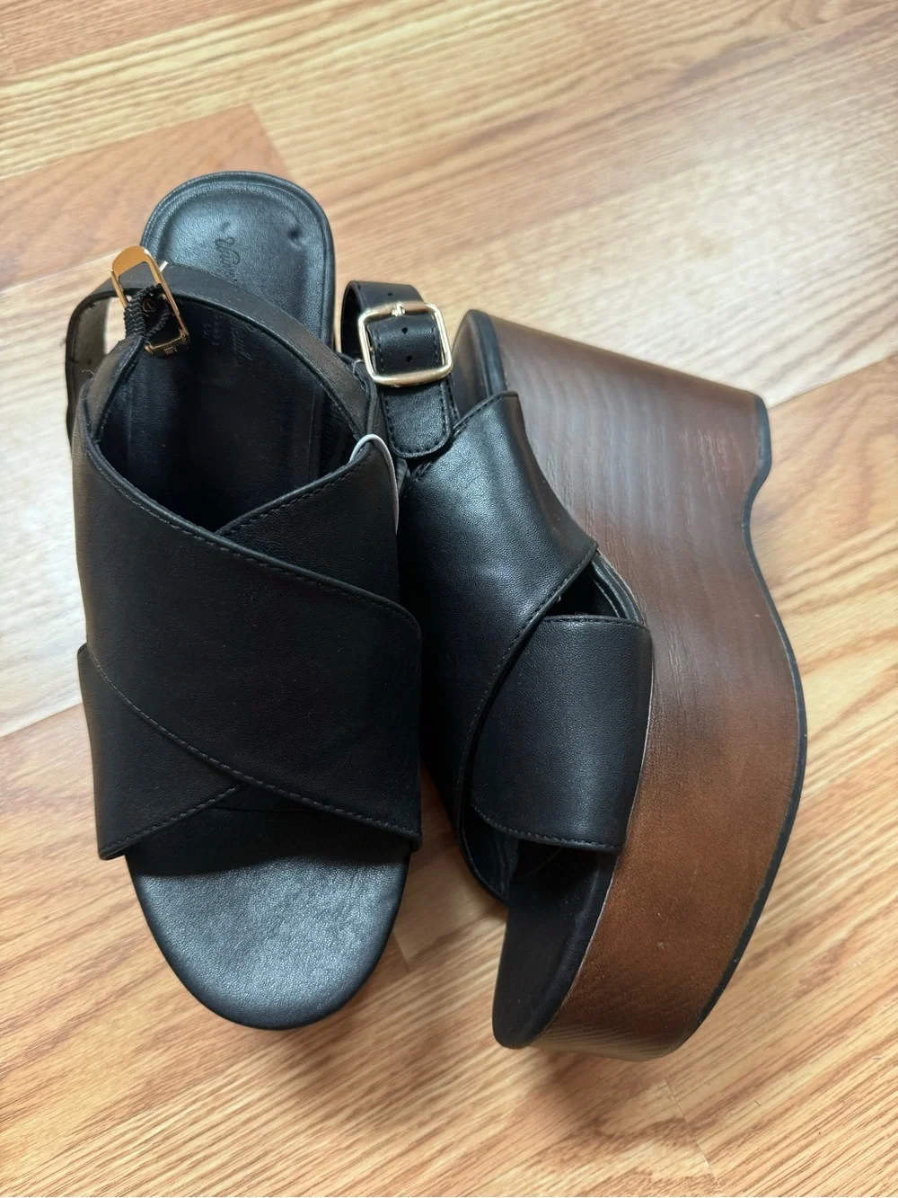 NWT Universal Thread Black Cross Strap Block Heel Sandals Size 7